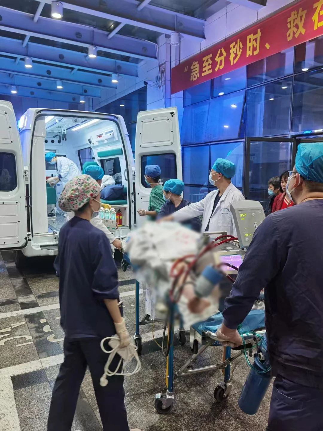 1697418975407189.jpg 青年4.jpg